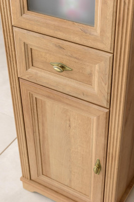 Vægmonteret hylde i massivt træ til køkken og badeværelse