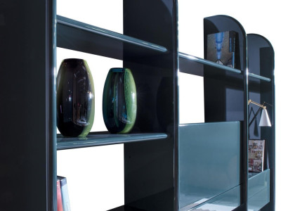 Mobil bibliotek med dobbelt skillevæg til kontor og stue