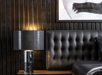 Sort og brun soveværelse med luksuriøse hotel natborde