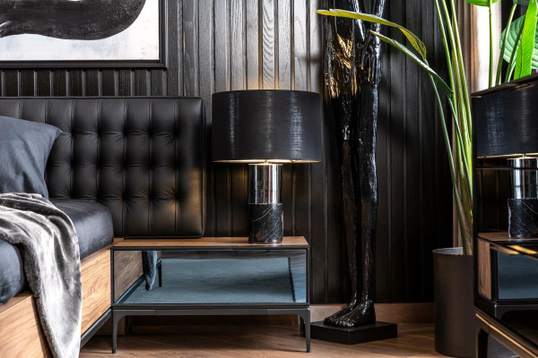 Sort og brun soveværelse med luksuriøse hotel natborde