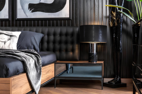 Sort og brun soveværelse med luksuriøse hotel natborde