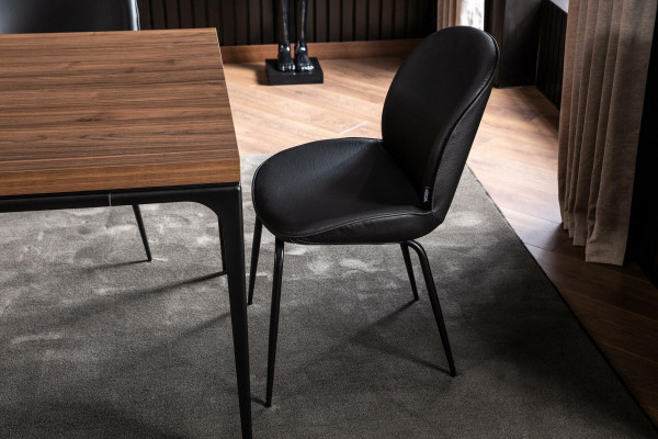 Moderne sort hængestol i loftsmøbler