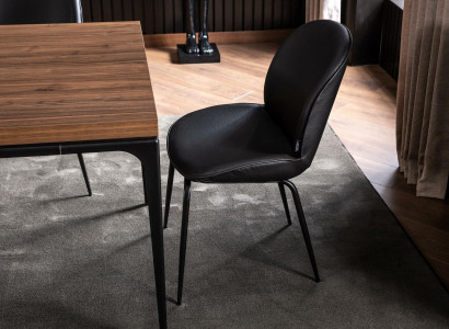 Moderne sort hængestol i loftsmøbler