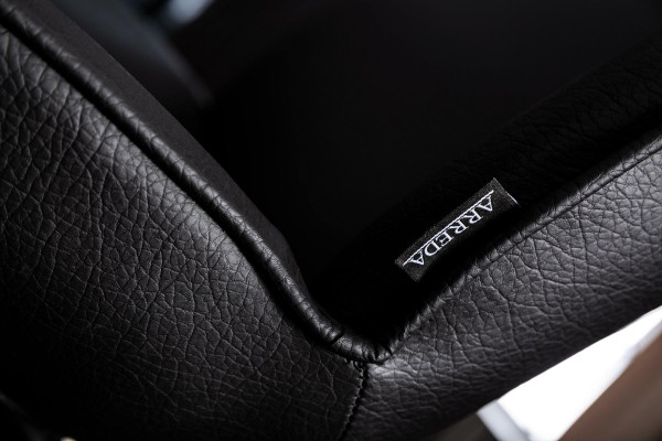 Moderne sort hængestol i loftsmøbler