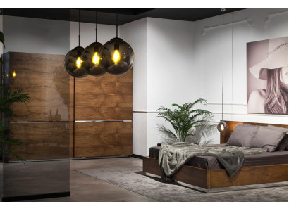 Komplet soveværelsesensemble med skab, natborde og seng i 4 dele