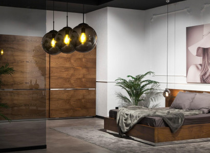 Komplet soveværelsesensemble med skab, natborde og seng i 4 dele