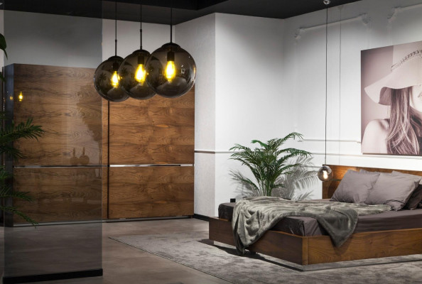 Stort skab med brune skydedøre 265cm