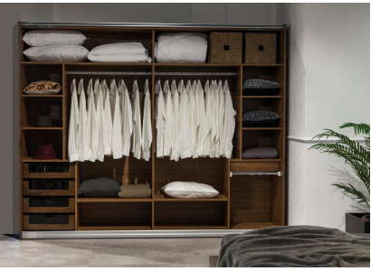 Stort skab med brune skydedøre 265cm