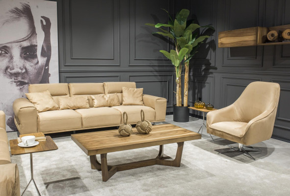 Beige polstret tre-personers sofa til stuen med puder