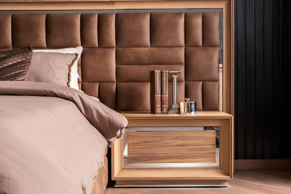 Soveværelsesensemble med seng + luksus natborde i brun farve