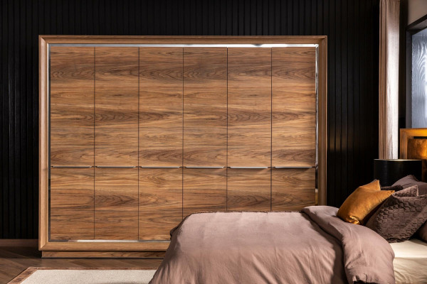 Skab med 6 døre til soveværelset