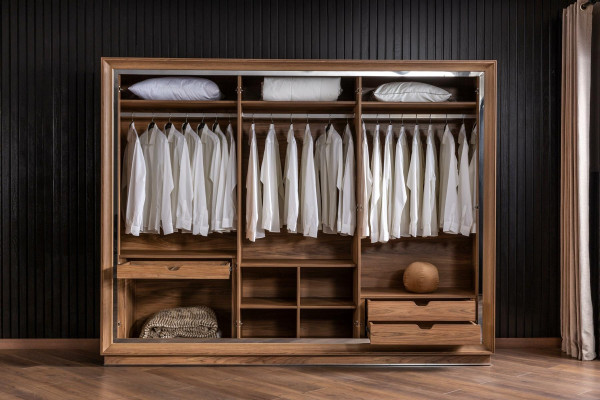 Skab med 6 døre til soveværelset