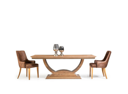 Brun træ spisebord med 4 stole