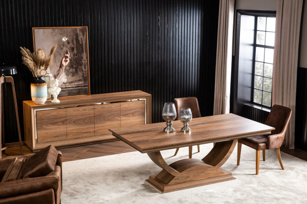 Brun træ spisebord med 4 stole