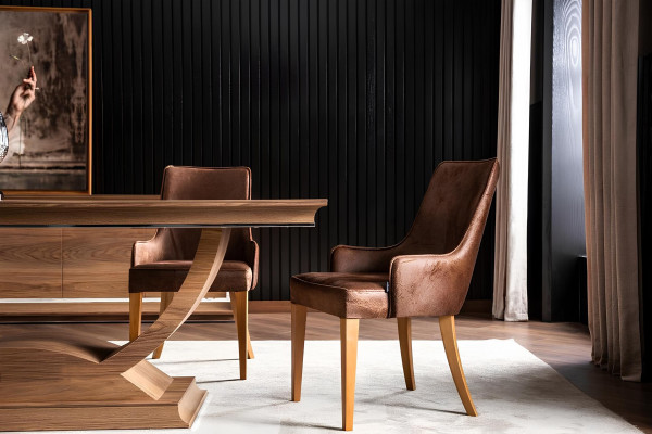 Brun træ spisebord med 4 stole