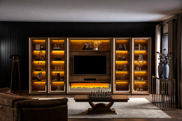 Luksus stuevæg med pejs og sofabord