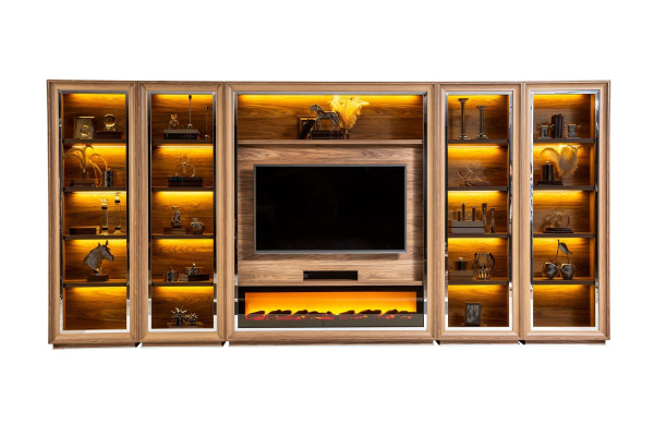 Luksus stuevæg med pejs og sofabord