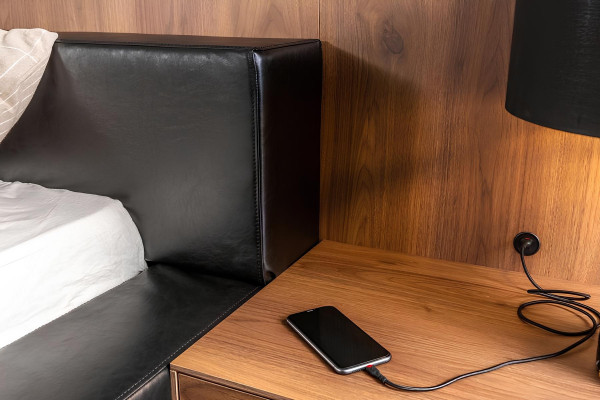 Brun soveværelse ensemble med seng, skab og 2 natborde, 4 dele.