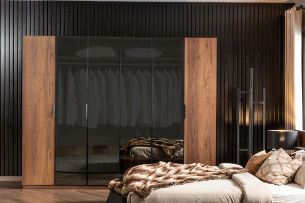 Brun glas skab med tonede glas frontpartier