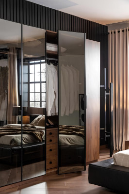 Brun glas skab med tonede glas frontpartier