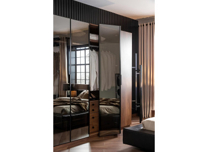 Brun glas skab med tonede glas frontpartier