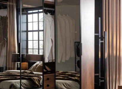 Brun glas skab med tonede glas frontpartier