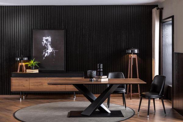 Møbelensemble til spisestue med sorte stole