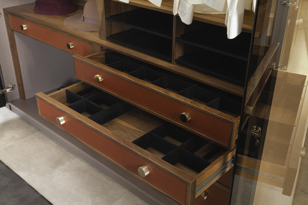 Gennemsigtig skabprojekt med skydedøre