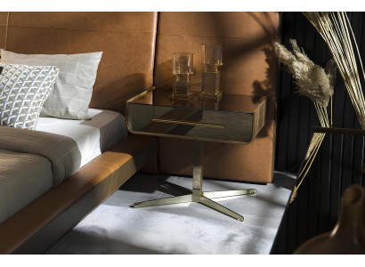 Design seng til soveværelset med to luksuriøse glas natborde