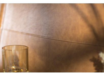 Brun kunstlæder seng med moderne og luksuriøs stil, komfortabelt værelse