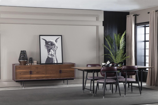 Møbelensemble til spisestue bord stole skab brun