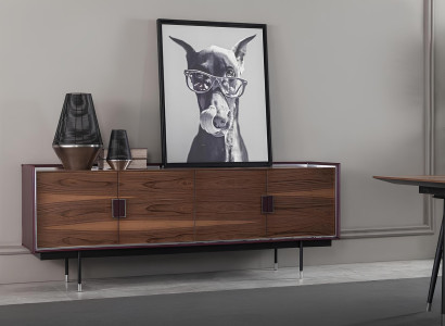 Møbelensemble til spisestue bord stole skab brun