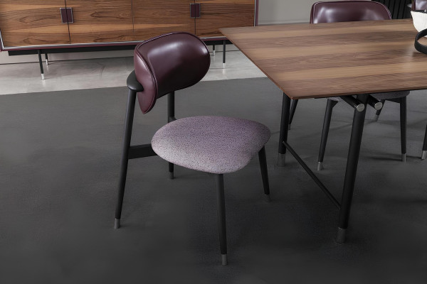 Møbelensemble til spisestue bord stole skab brun