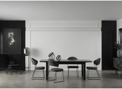 Sort spisebordssæt med skab, stole og spisebord