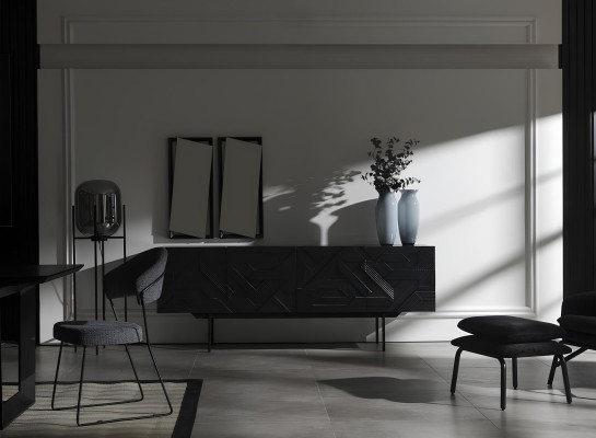 Sort spisebordssæt med skab, stole og spisebord