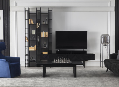 Sort stuevæg med åbent opbevaringsrum