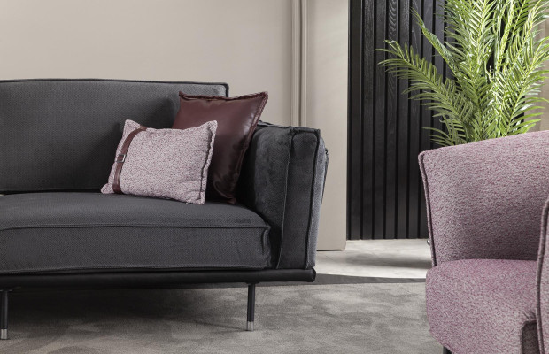 Luksuriøs italiensk tre-personers sofa med bløde grå puder