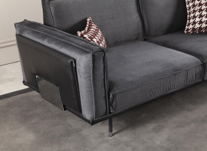 Luksuriøs italiensk tre-personers sofa med bløde grå puder