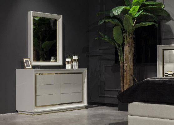 Moderne hvid kommode med spejl og opbevaringsskuffer