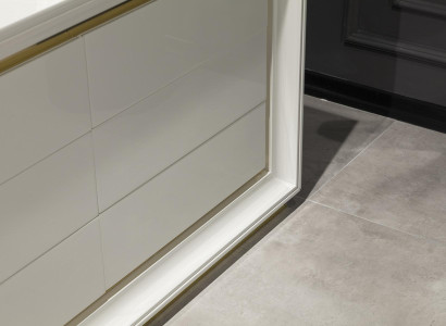 Moderne hvid kommode med spejl og opbevaringsskuffer