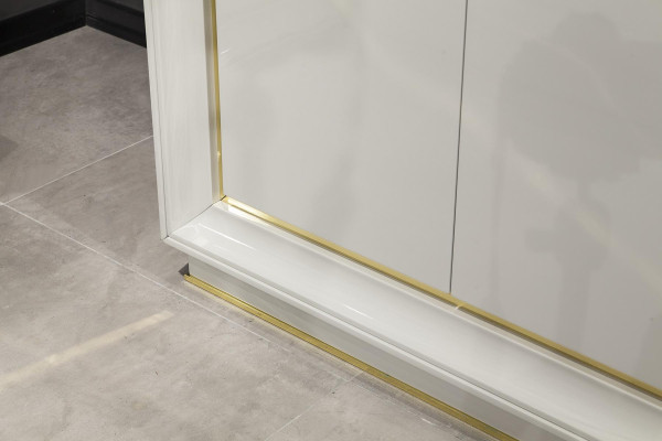 Moderne og komfortabel hvid garderobe med luksuriøs opbevaringsplads