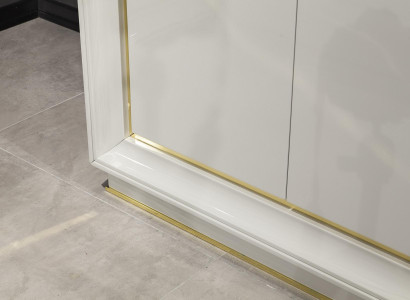 Moderne og komfortabel hvid garderobe med luksuriøs opbevaringsplads