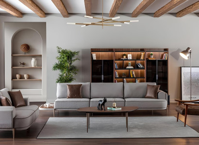 Sofa i gråt materiale til 3 personer med 3-delt bord