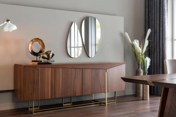 Sæt med spisebord, stole og brune kommode 9 dele