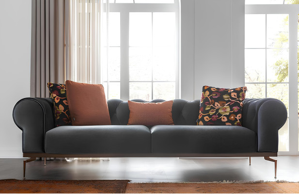 Chesterfield sofa til tre personer i blå stof