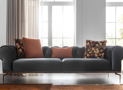 Chesterfield sofa til tre personer i blå stof