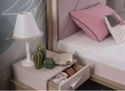 Børneseng i lyserødt træ