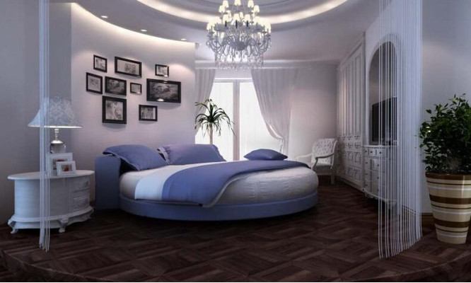 Moderne sort seng med elegante detaljer og en sofa