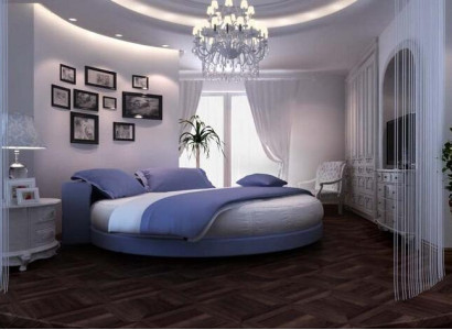 Moderne sort seng med elegante detaljer og en sofa