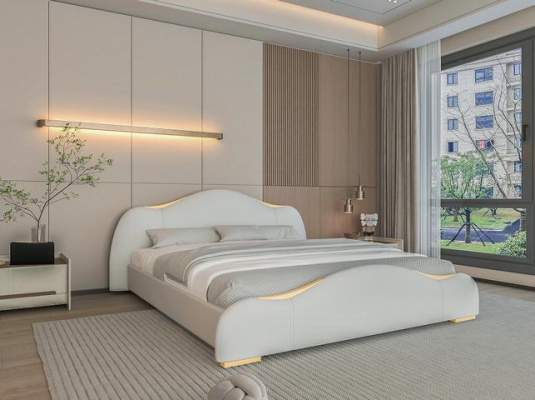 Moderne grå seng med gyldne accenter og en elegant hovedgærde